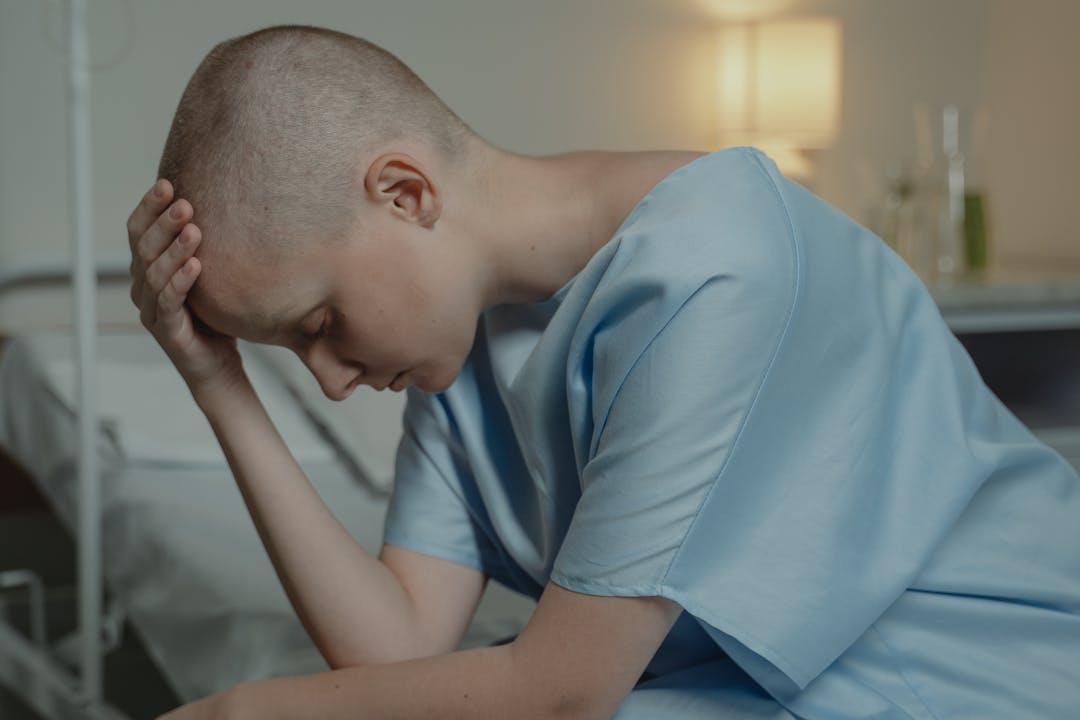 암치료를 받고 고통스러워하는 모습