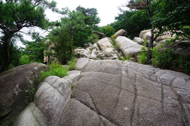 국기봉 올라가는 바위 암반 길,