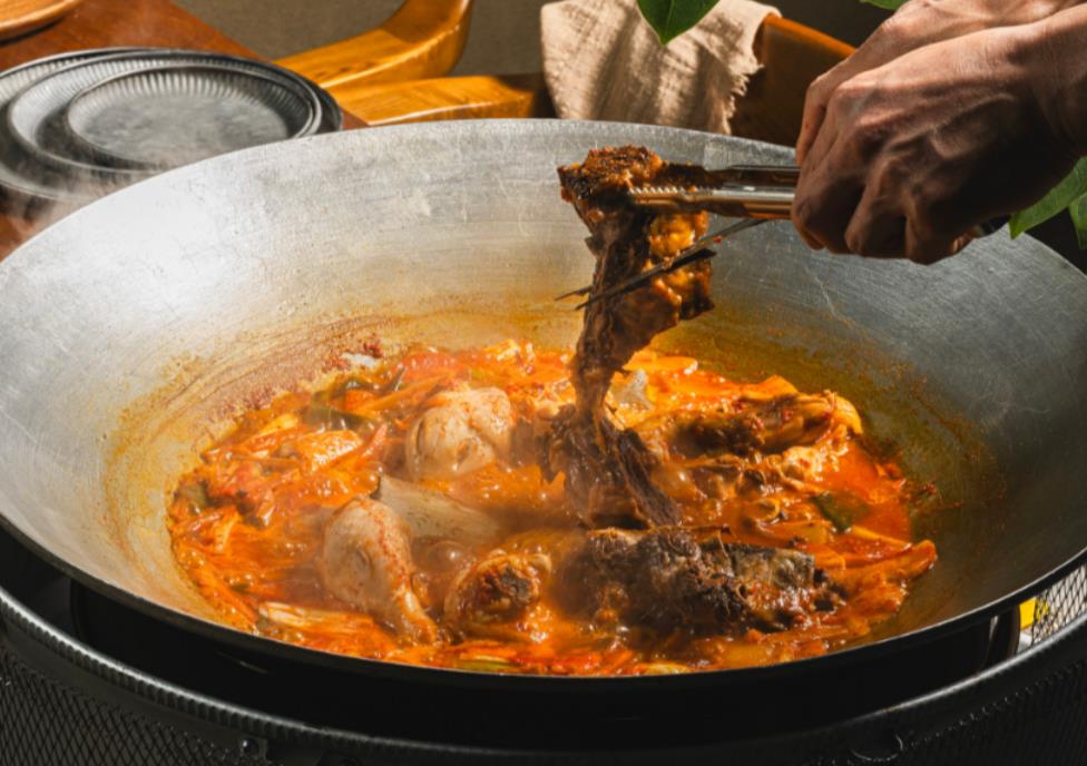 커다란 솥뚜껑 속에서 생생정보 택시맛객 솥뚜껑소갈비닭복음탕을 끓이고 있는 모습