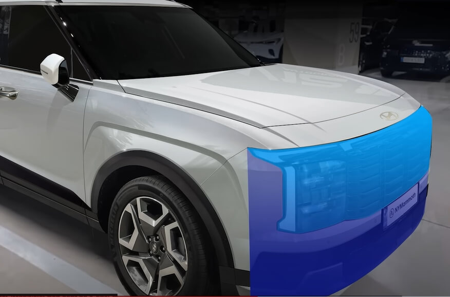 흰색 자동차 그릴을 포함한 앞 부분 전체를 파란색으로 표시