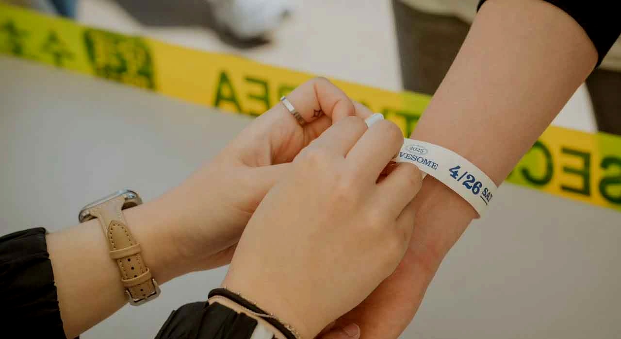 지난 2025 러브썸 페스티벌 입장 팔찌를 수령하는 모습. [ⓒ인스타그램 official_lovesome]