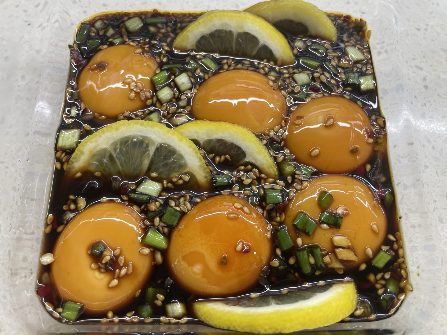 달걀 노른자장 - 레몬 슬라이스로 데코레이션 하고 완성