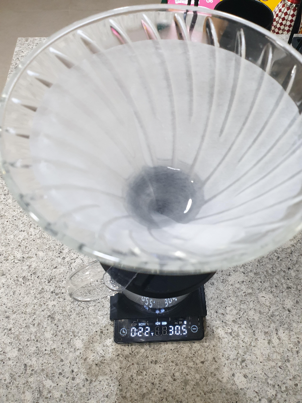 드리퍼 안에 물이 들어 있다. 커피가 없어 린싱한 모습과 같다.