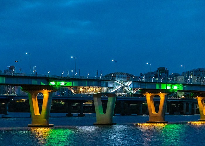 한강 광진교 교각 아래 위치한 이색 문화공간 광진교8번가 외관 모습