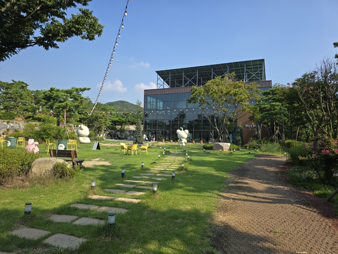 마당에서 보이는 카페밀마