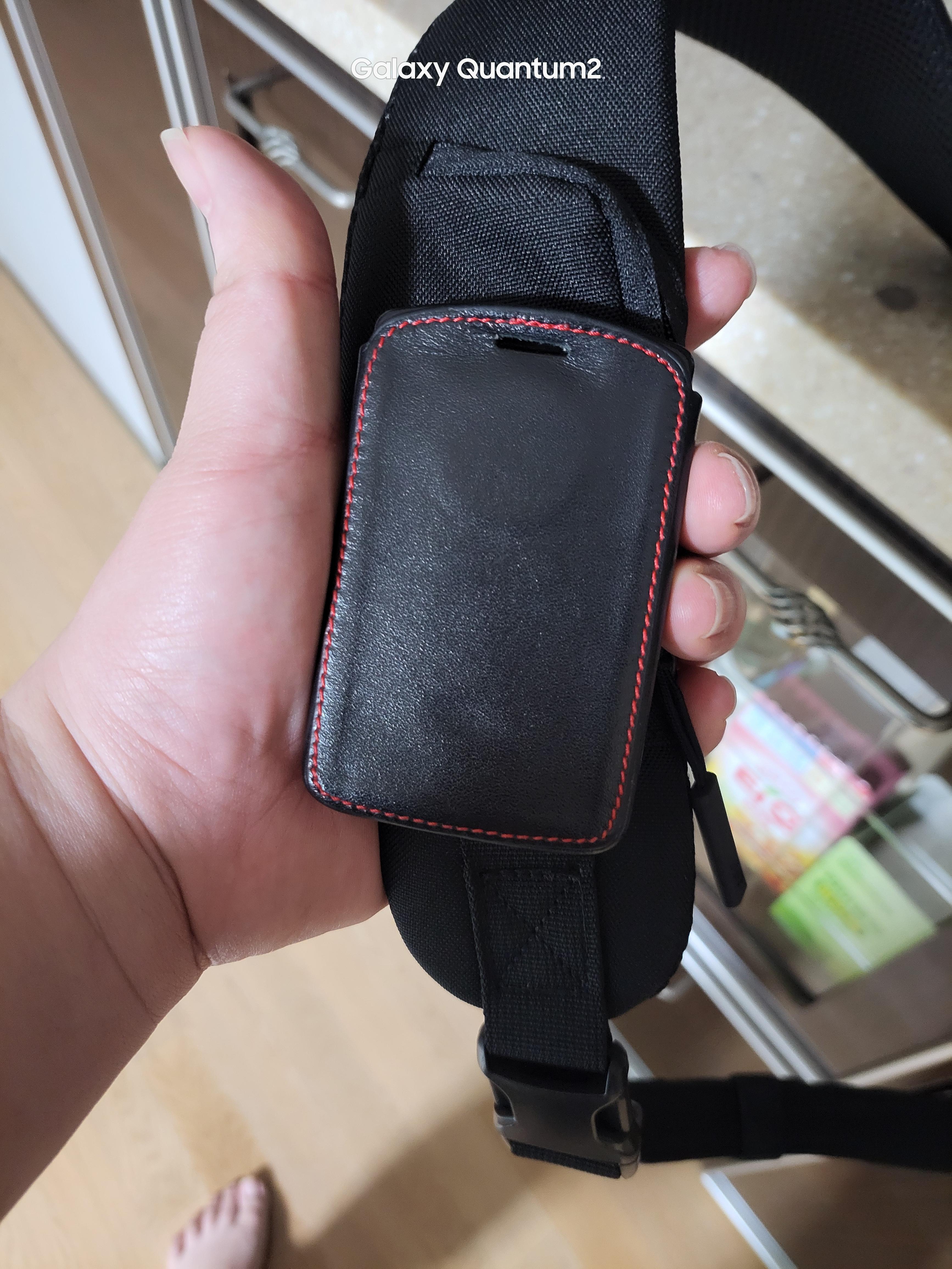 뉴발란스 슬링백가방 끈에 달린 작은 포켓 스마트키 역시 안들어감