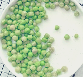 접시에 담긴 완두콩
