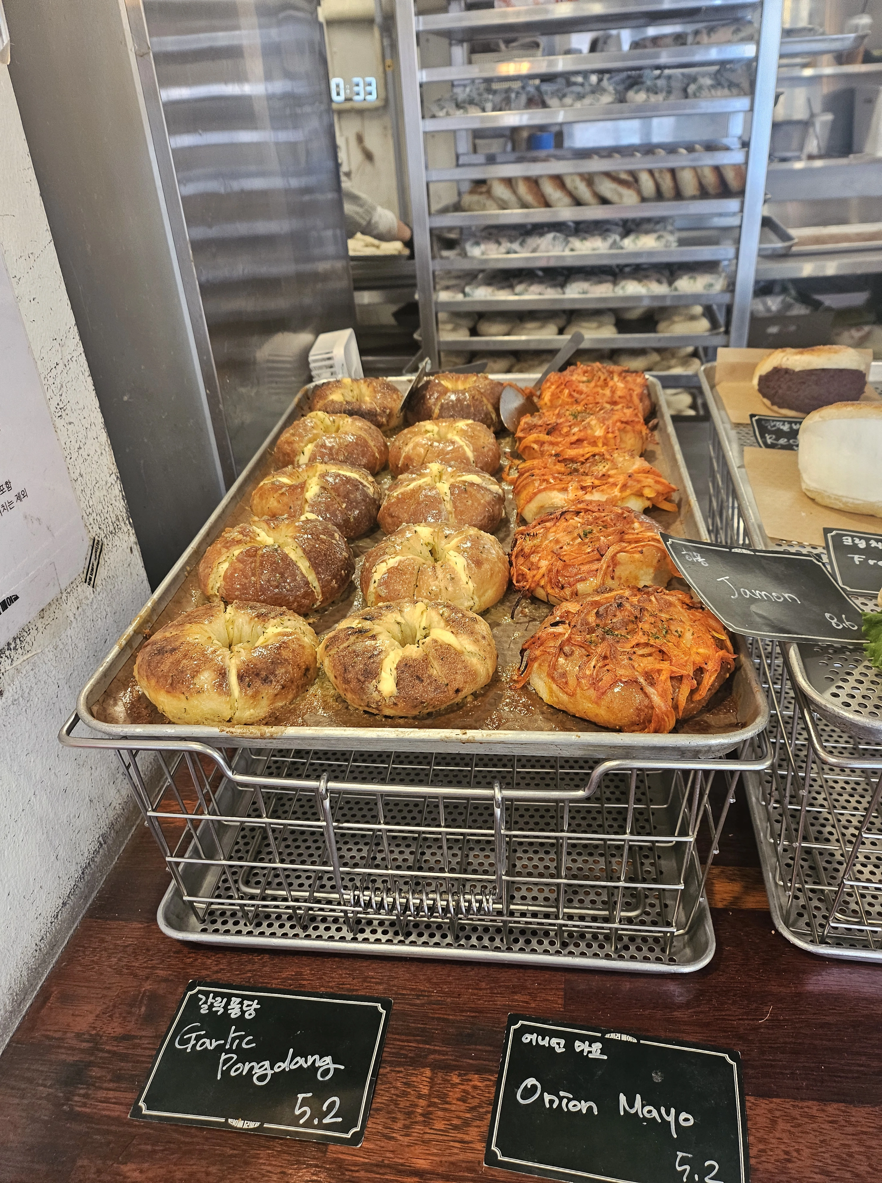 코끼리베이글-한남점-매장내부-갈릭퐁당베이글-어니언마요베이글