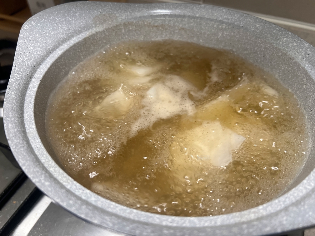 올라오는 거품은 또 걷어주세요