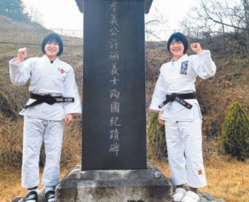 조상의-묘-앞에-선-허미미