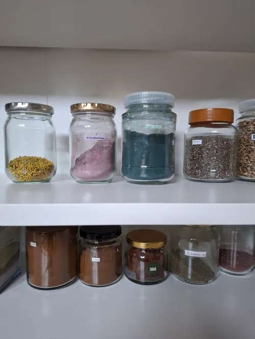 워킹맘인 사용자가 바쁜 일상 속 건강을 위해 모아둔 각종 말린 가루와 천연 가루들이 담긴 찬장의 모습 (A cupboard containing various dried powders and natural powders collected by the working mom for her health in her busy daily life)