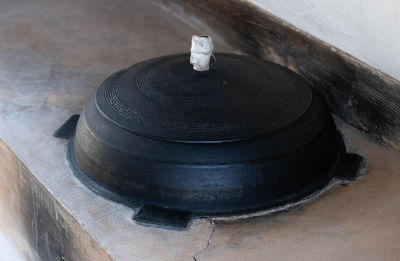 전통 부엌에서 사용하던 무쇠솥과 무쇠솥 길들이기 모습