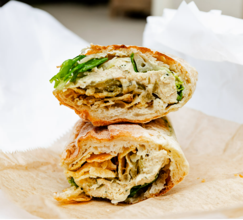 커뮤니티 굿즈 시그니처 샌드위치 &ndash; 바삭한 빵과 루꼴라, 허브 치킨이 조화를 이루는 인기 메뉴 이미지