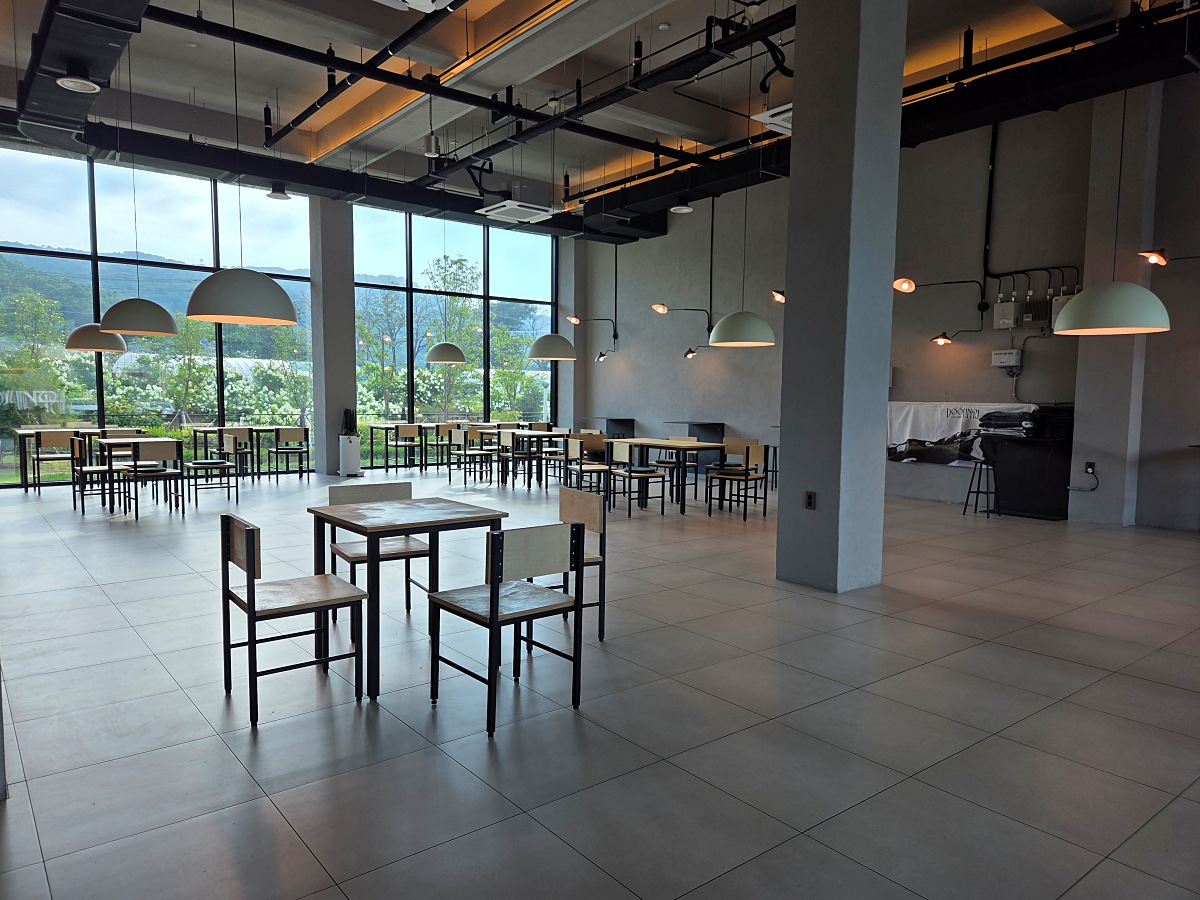 강화도 대형카페 두운리: 목수국&amp;#44; 온실 정원까지 맛과 분위기 모두 잡은 강화도 갈만한곳