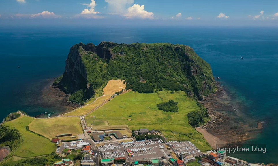 성산일출봉 멀리서 찍은 사진