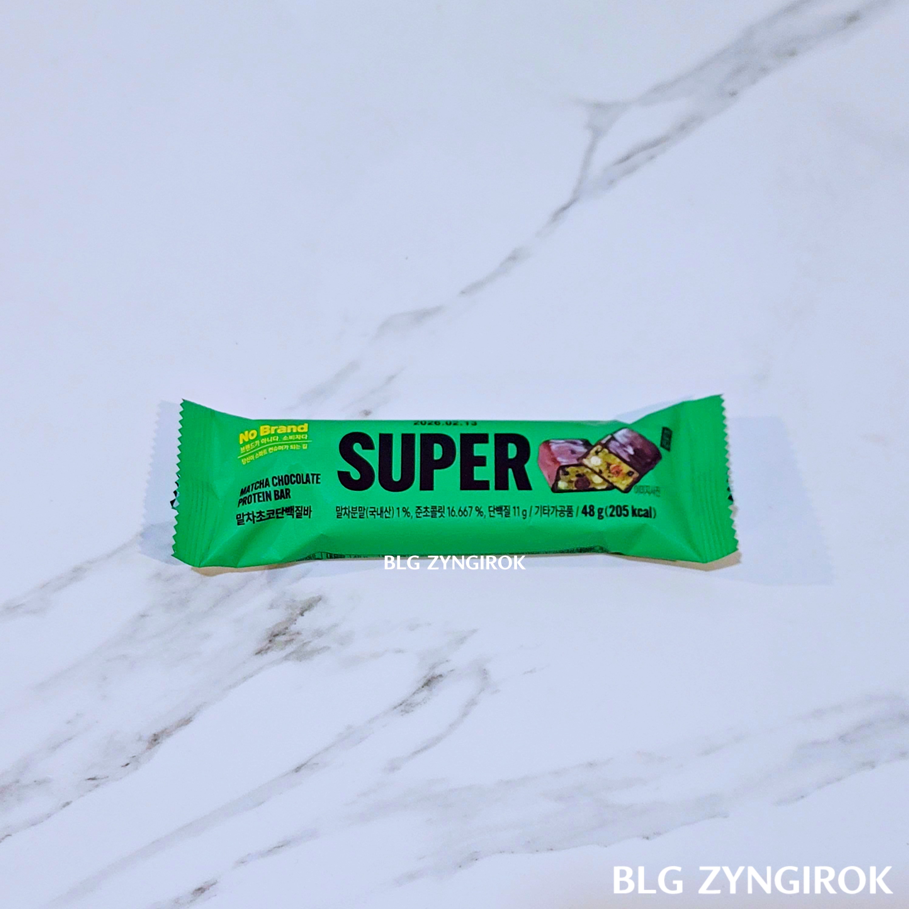 노브랜드 말차 단백질바가 테이블 위에 놓여있다.