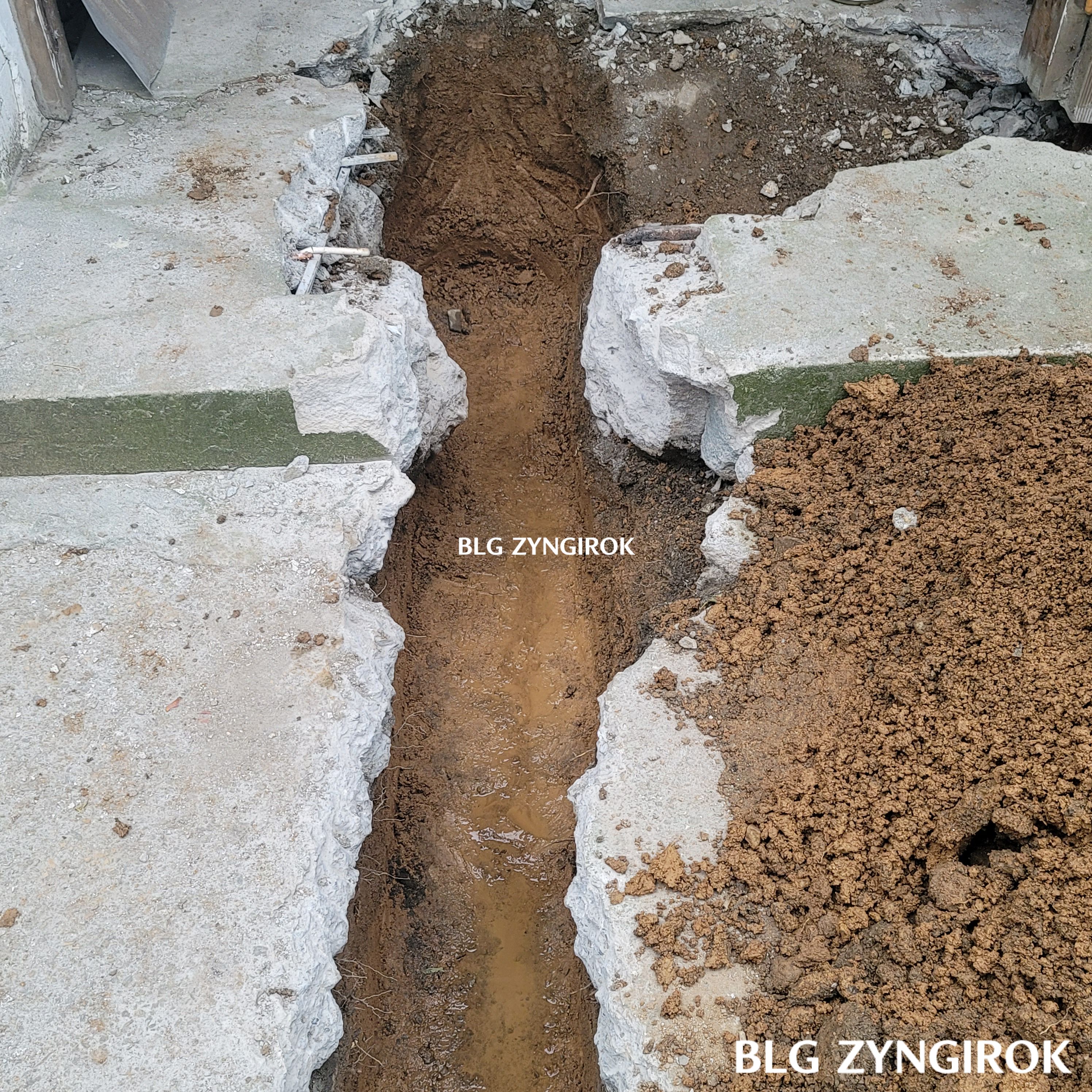 XCORT 파괴 해머를 활용한 시멘트 바닥 해체한 후 모습이다.