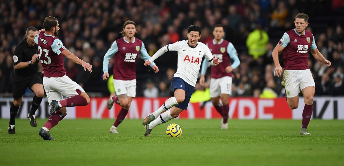 수비수에 둘러 쌓인 손흥민