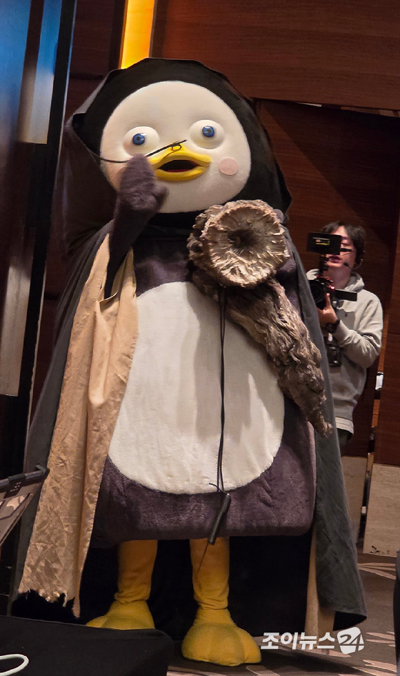 펭수가 티모시 샬라메와의 인터뷰에 앞서 기자들에게 인사를 건네고 있다. [사진=조이뉴스24 DB]