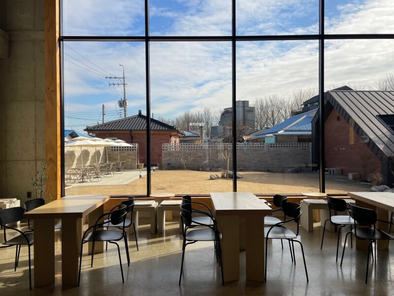 아산 은행나무길 커피 맛집 카페 송곡리 - 1층 좌석