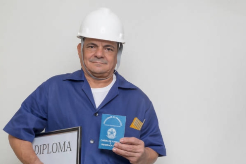 산업안전기사 자격증 따고 작업장에서 만족해 하는 모습