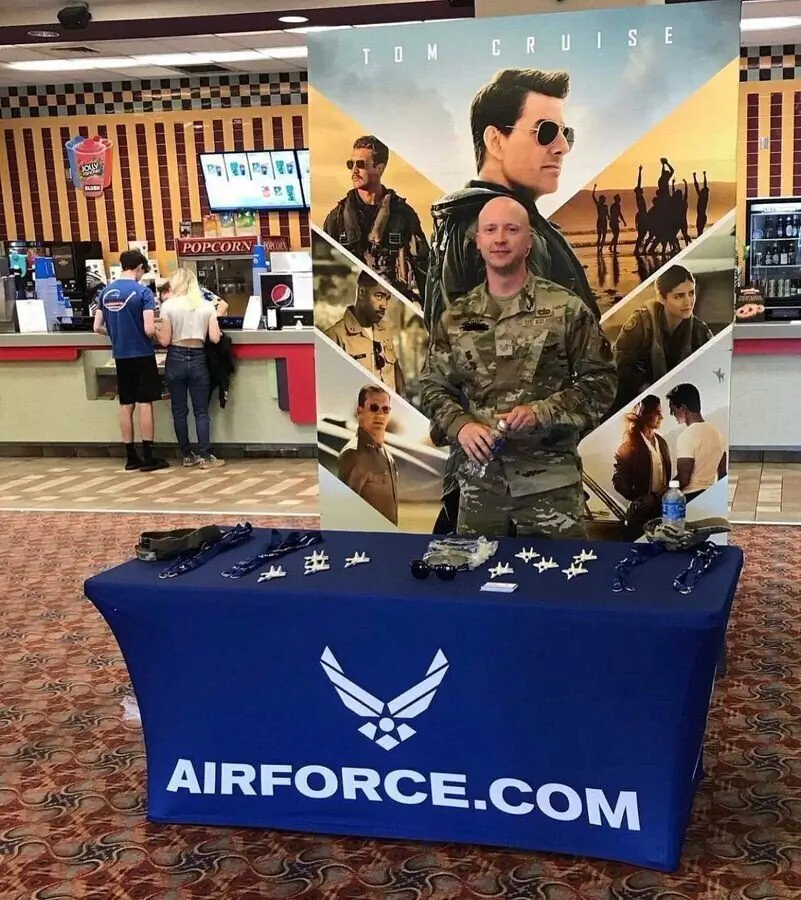 탑건 2 영화관에서 모병하는 미국 공군