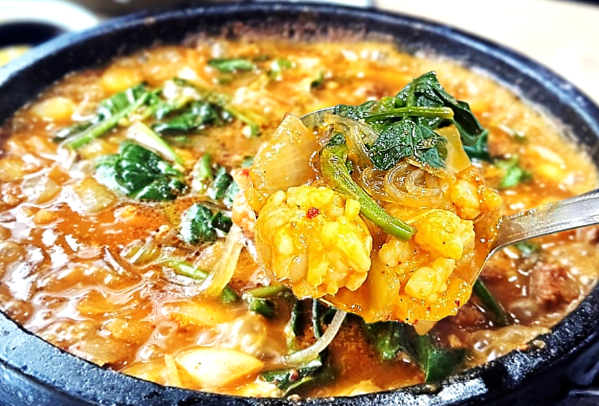 통영 고성곱창의 푸짐한 곱창전골을 한 국자 뜬 모습