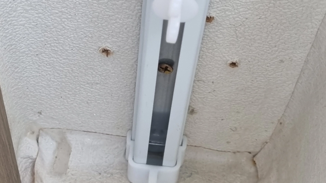 커튼 레일 고정 모습