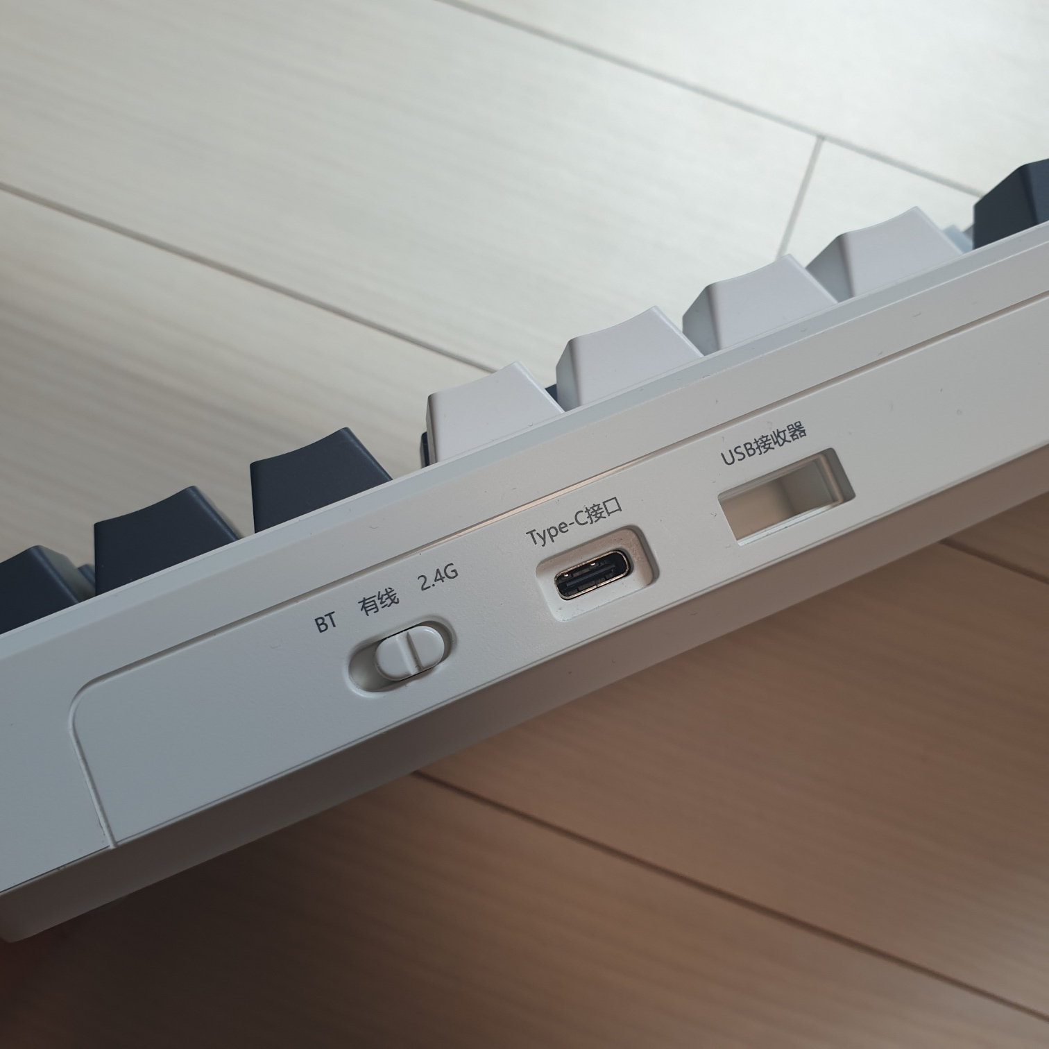 왼쪽부터-순서대로-블루투스, 유선, 2.4GHz 설정-충전-밑-유선연결-C-type포트-블루투스-동글-보관구멍
