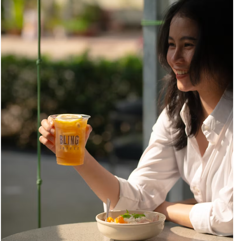 "밝게 웃으며 건강식을 즐기는 여성의 모습"