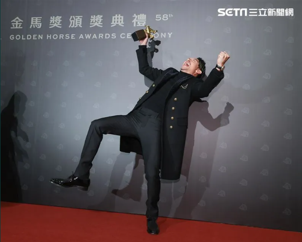 금마상에서 상을 받고 행복해야하는 장첸