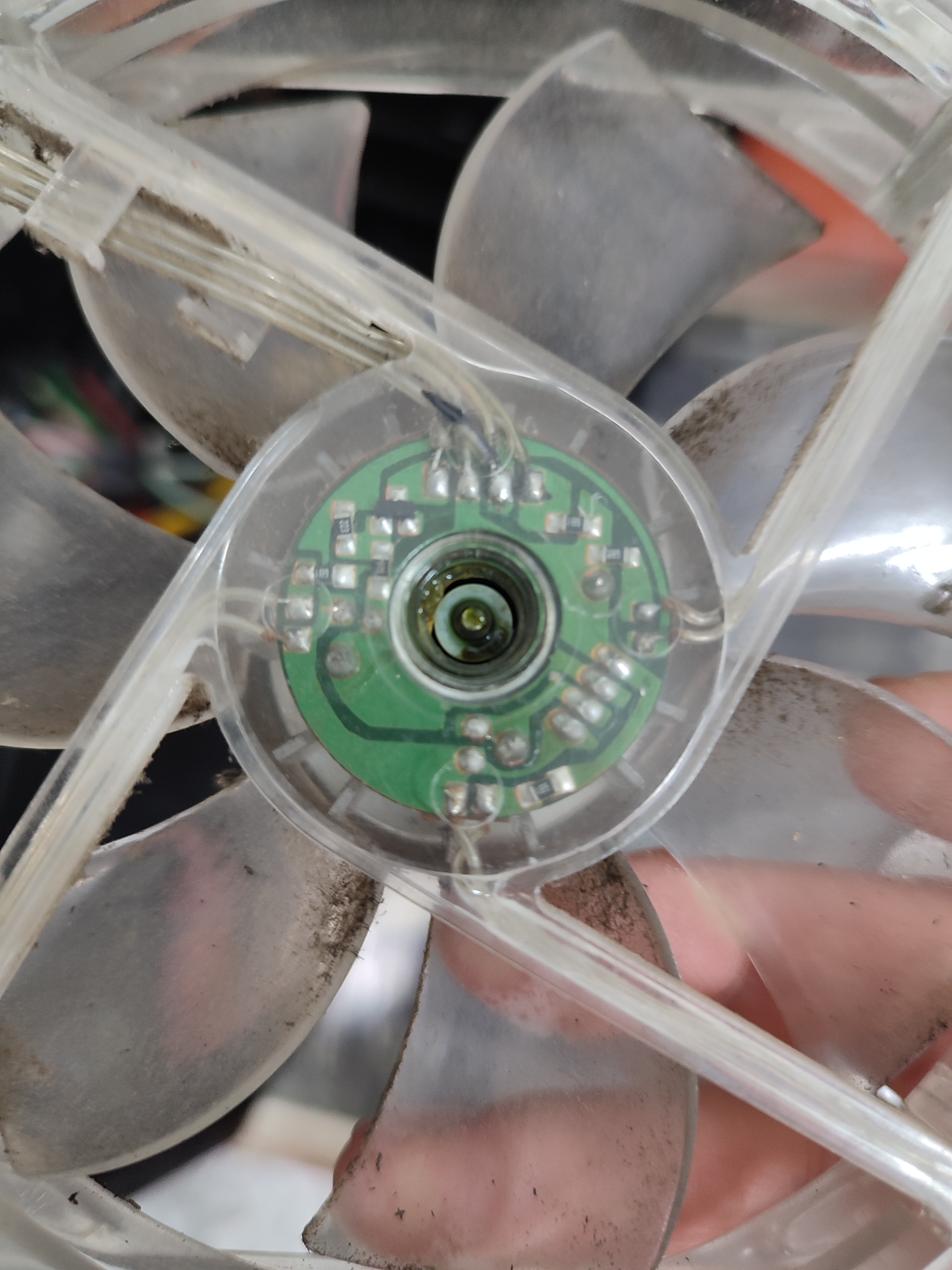 상단팬의 오일을 보충하고 있습니다.