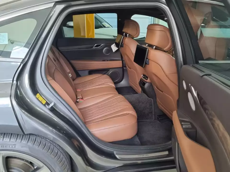 제네시스 G80 2.5T 뒷문을 연 모습입니다.