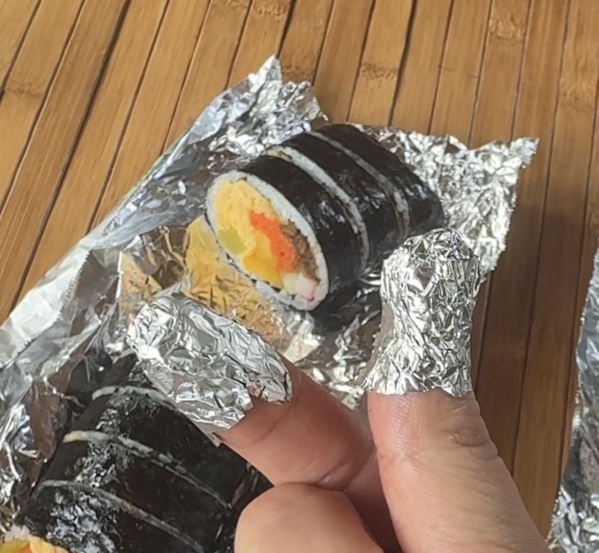 야외 식사 시 젓가락을 깜빡 하셨다면 은박지로 핑거캡을 만들어 활용해보세요!