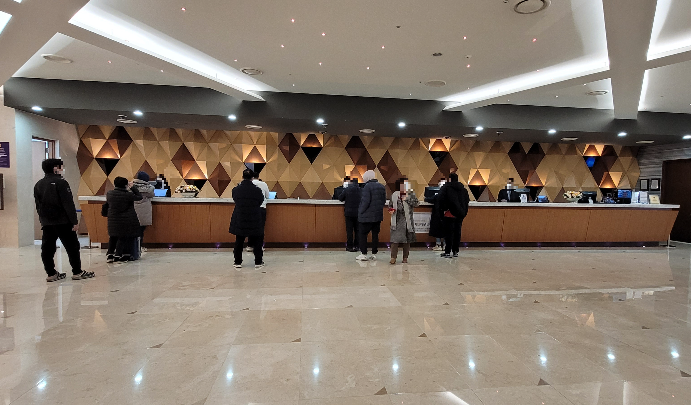 프론트데스크 체크인 줄