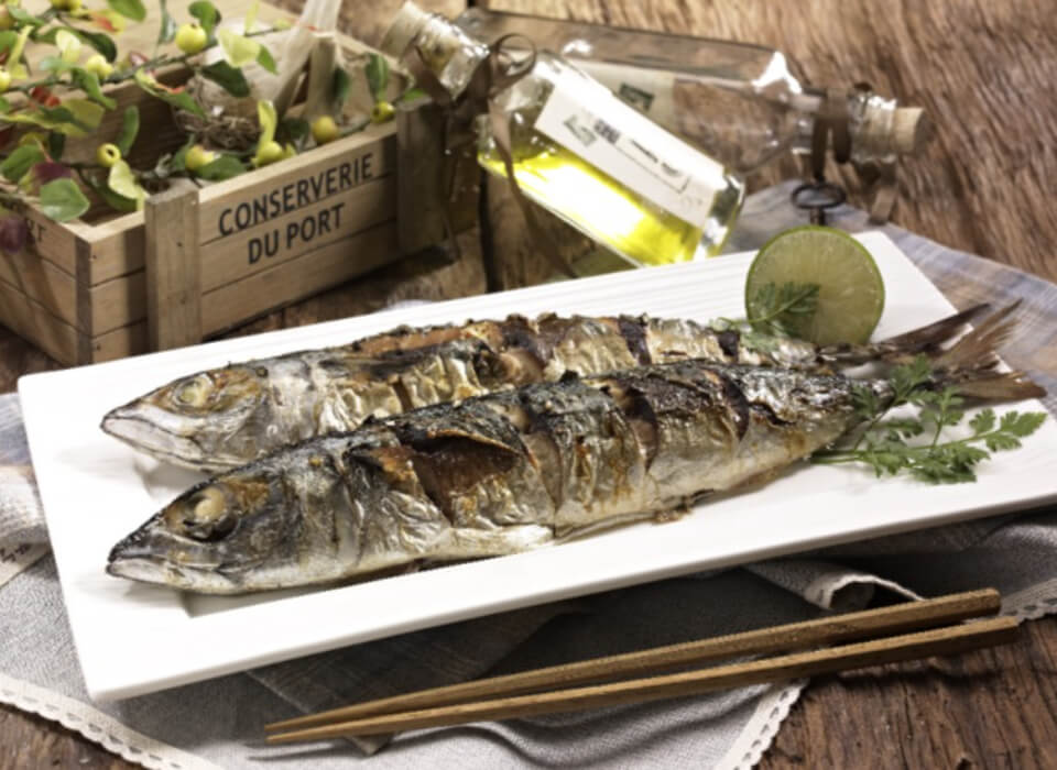 고등어구이가 접시위에 올려진 사진