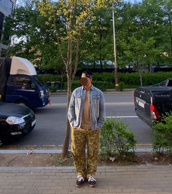 데일리룩('26. 5. 4.)하바행크 HAVAHANK 페이슬리 반다나, 디미트리블랙 웨스턴 데님셔츠, 쿨탠다드 티셔츠, 브론슨 M43 덕헌팅 카모 카고팬츠, 컨버스 올스타 스니커즈