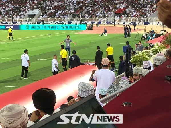 VAR 홍명보 감독 항의 탄식