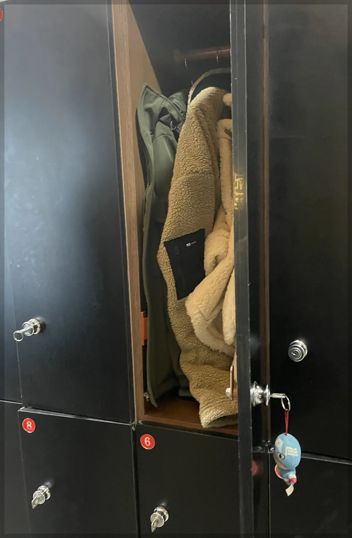 회식의달인-입구-겉옷수납-사물함