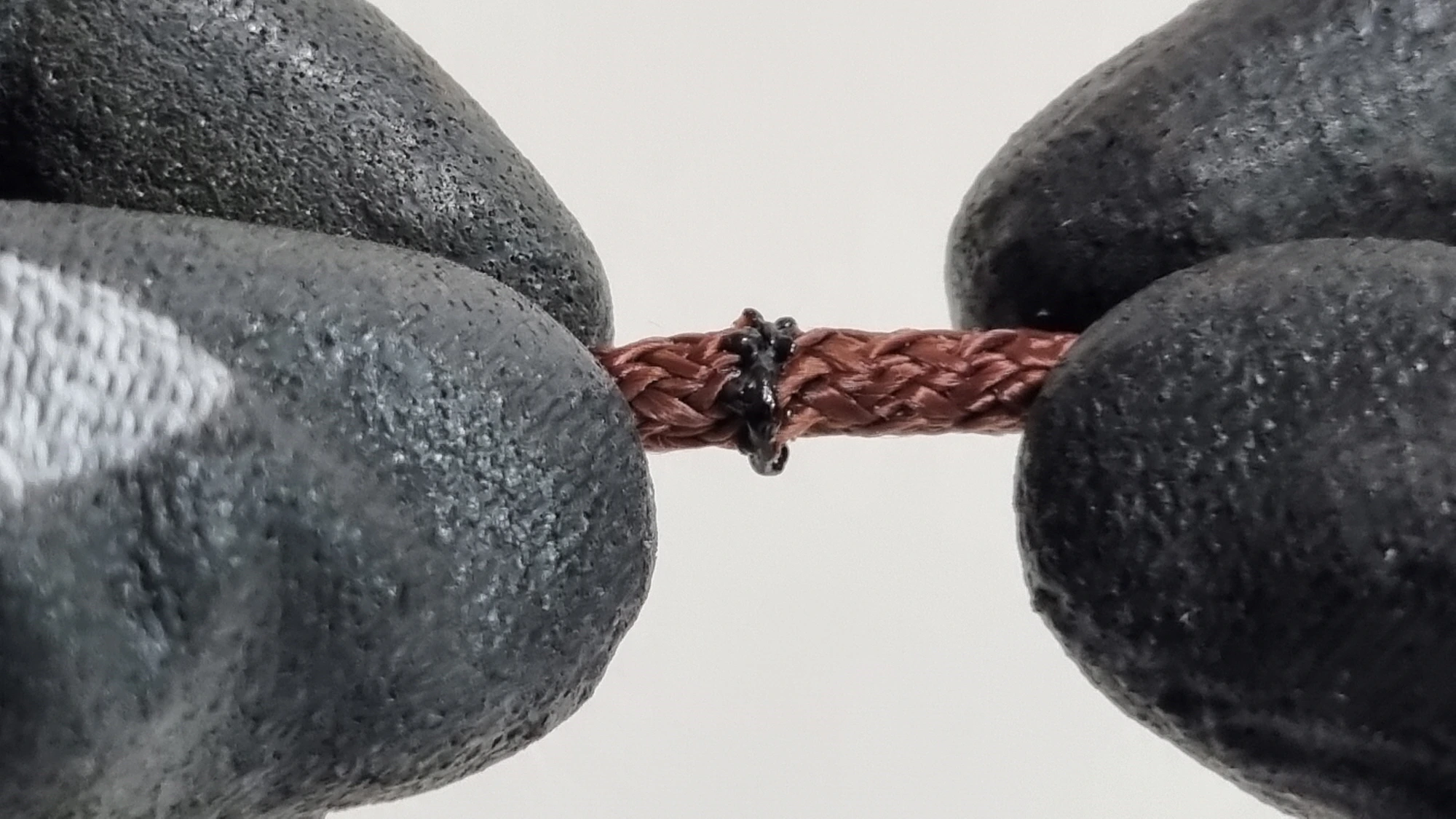 블라인드 줄 연결하는 모습