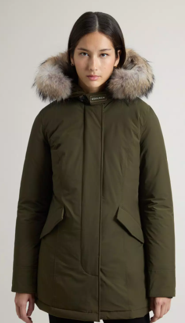 울리치(Woolrich) 미국의 역사적인 아웃도어 브랜드로, 따뜻하고 클래식한 디자인의 다운재킷을 제작합니다.