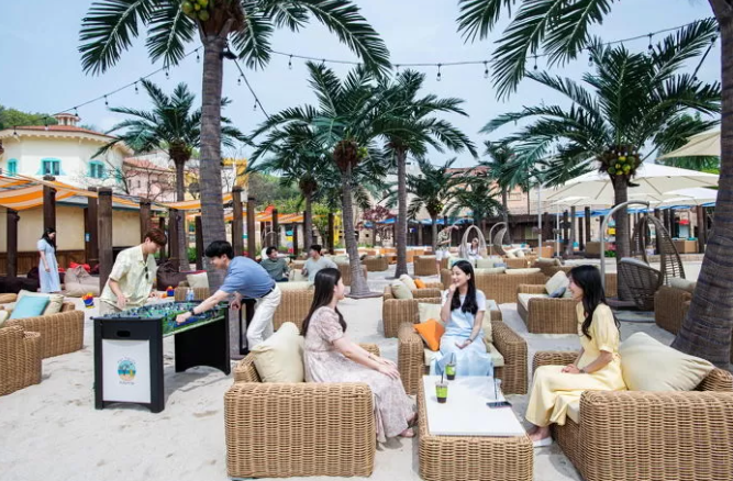 마르카리베에서 즐기고 있는 사람들 모습