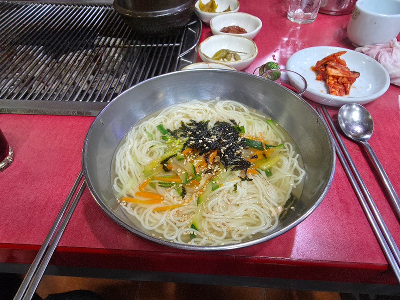 잔치 국수가 테이블 위에 있다
