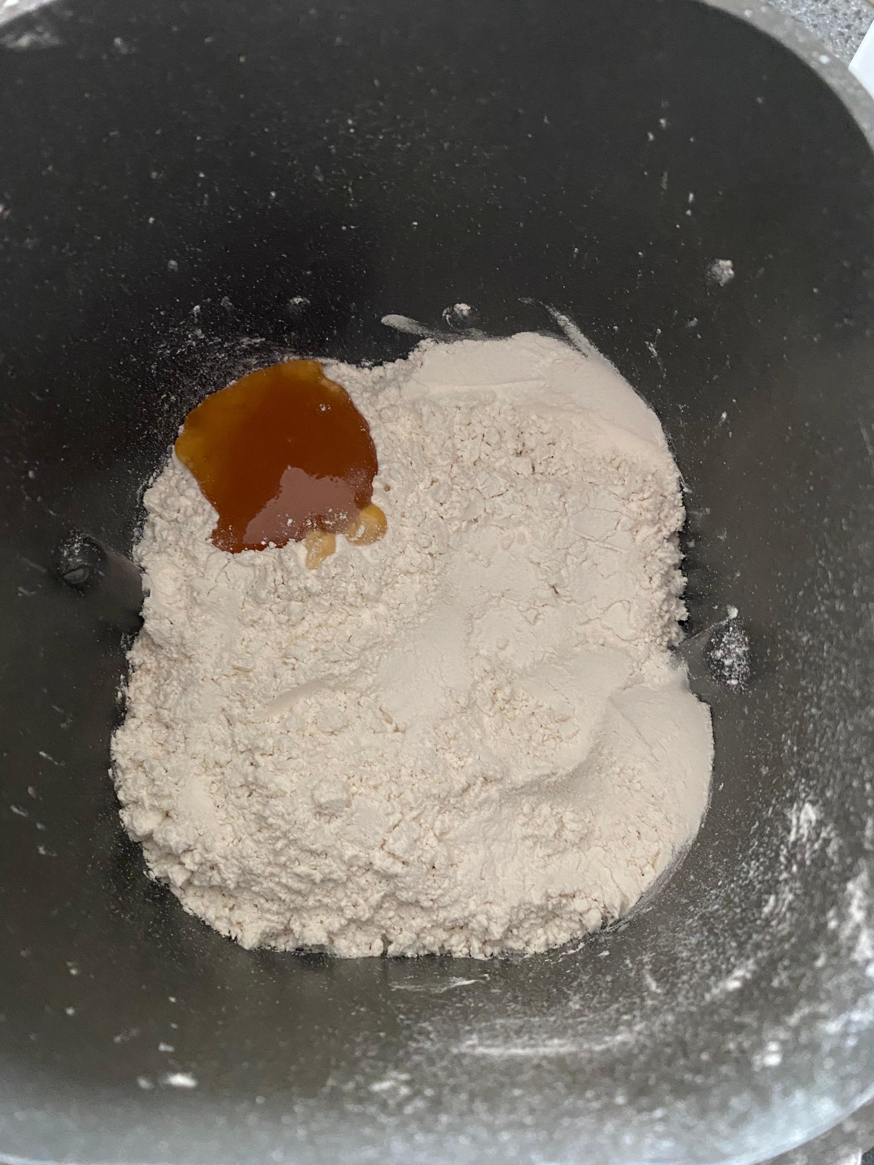 소금 설탕 이스트를 넣고 덮은 모습