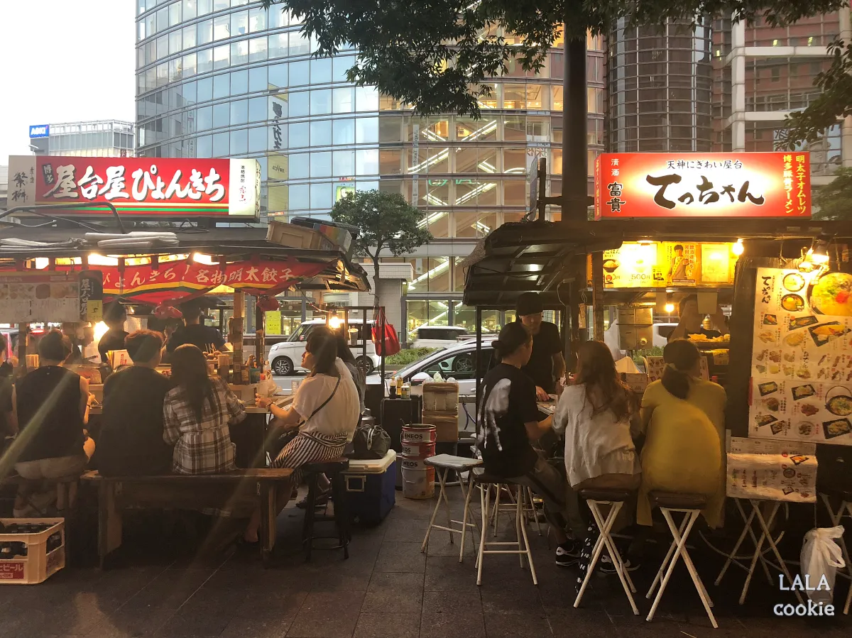 후쿠오카-텐진-다이마루-백화점-포장마차-거리-야타이-후기-포장마차-2개와-사람들