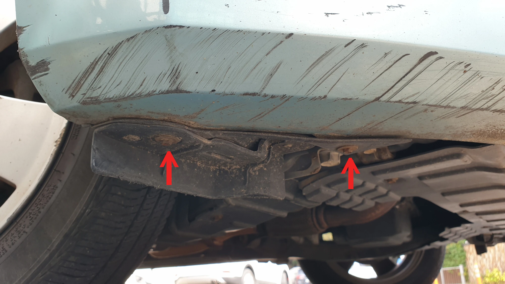 휠하우스 고정볼트 위치