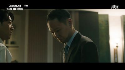 비밀 문서를 숨겼던 본부장을 쫓아내는 부회장 사진입니다.