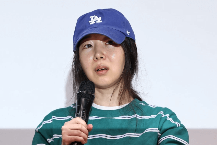 민희진-파란mlb모자-초록티셔츠-마이크