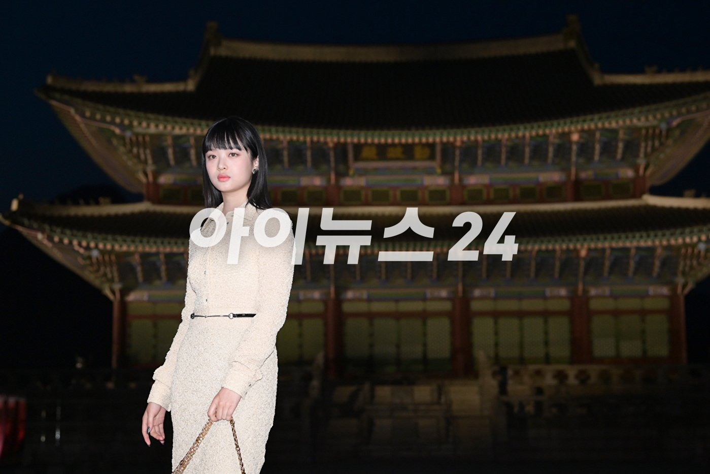 뉴진스 하니가 16일 오후 서울 경복궁에서 진행된 구찌(Gucci) 2024 크루즈 패션쇼에 참석하고 있다. [사진=정소희 기자]