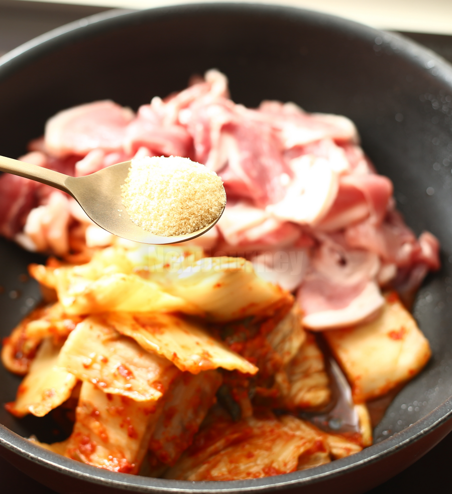김치찌개 신맛 중화를 위한 설탕 투입 과정, Adding sugar to balance the acidity of Kimchi stew